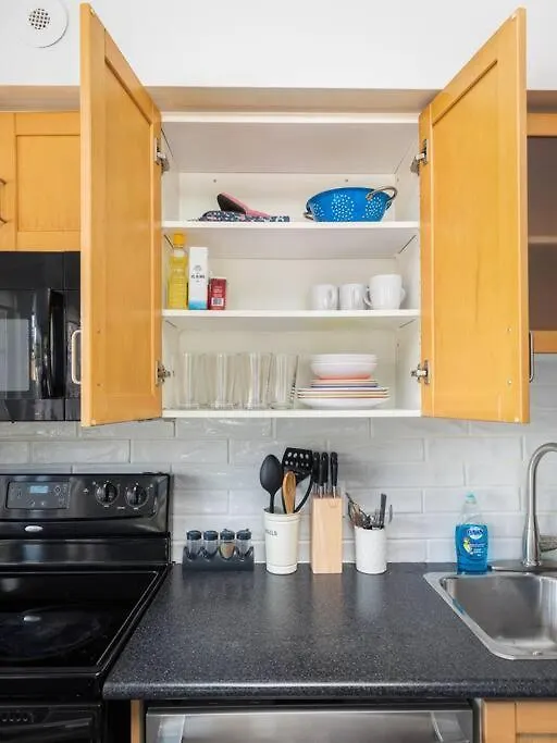 Very Cozy 1Br Townhome Apartment By Lakeshore! Toronto Canada