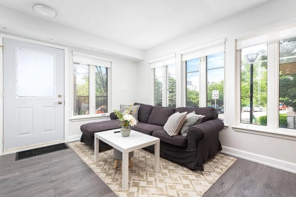 Very Cozy 1Br Townhome Apartment By Lakeshore! Toronto Canada