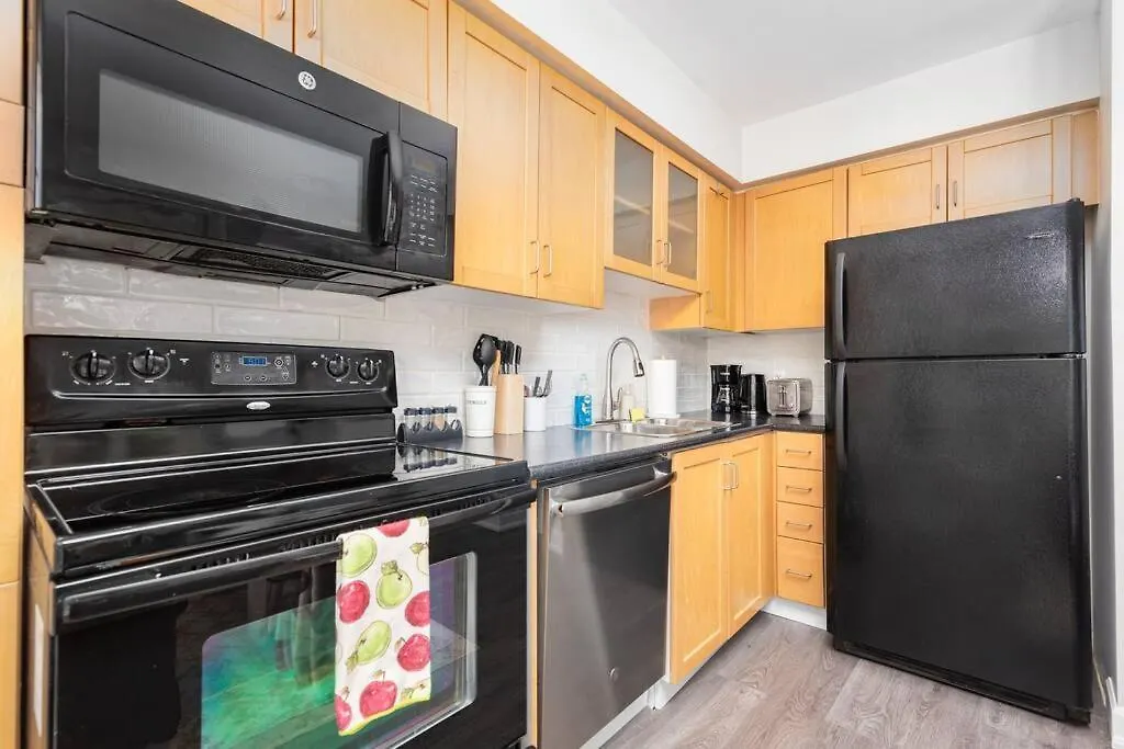 Very Cozy 1Br Townhome Apartment By Lakeshore! Toronto Canada